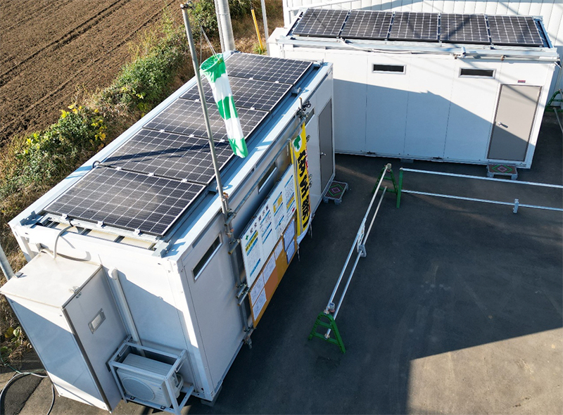 現場事務所の屋根に太陽光パネルを設置しました